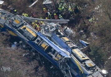 В обломках разбившихся в Германии поездов найдено тело 9 погибшего, - полиция