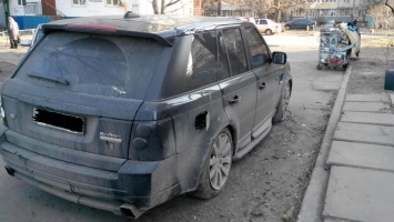 Картина маслом: искалеченный Range Rover посреди двора в Киеве