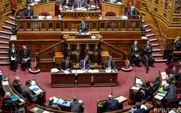 Французский Сенат поддержал продление чрезвычайного положения