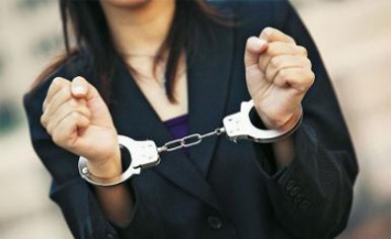 Полицейские задержали сутенершу, которая пыталась вывезти в РФ двух женщин