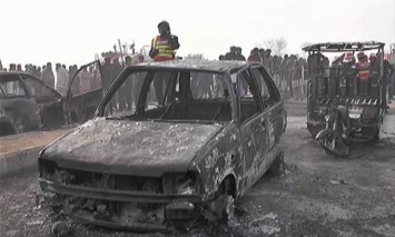 В Пакистане автоцистерна с газом попала в ДТП и загорелась, не менее 10 погибших