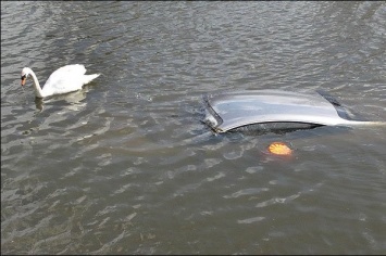 На Оболони водитель утопил свое элитное авто