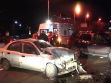 ДТП в Киеве: на Столичном шоссе Daewoo Lanos протаранил Hyundai. видео