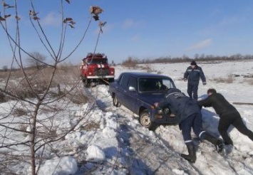 На Днепропетровщине легковушка на скользкой дороге слетела в кювет