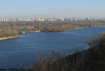 В столичном Днепре едва не утонул элитный внедорожник