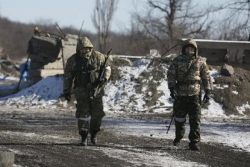 Боевики с начала суток 17 раз обстреляли позиции сил АТО, - пресс-центр