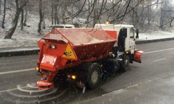 В Киеве из-за мокрого снега 57 единиц спецтехники обрабатывают дороги противогололедными материалами