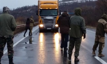 В Закарпатской обл. блокируют движение грузовиков с российскими номерами в сторону границы