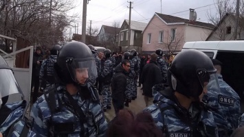 Российская ФСБ провела серию обысков в домах крымских татар с последующим задержанием (ВИДЕО)