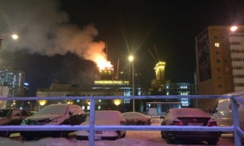 В Астане загорелся недостроенный небоскреб "Абу-Даби Плаза"