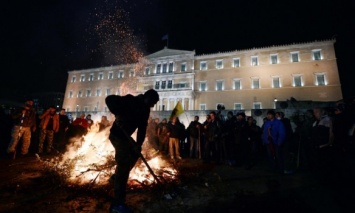 В Греции, протестующие против пенсионной и налоговой реформ фермеры, разожгли костры перед зданием парламента