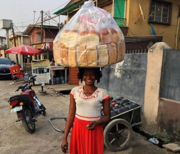 Продавщица хлеба стала моделью, случайно попав в кадр (фото)