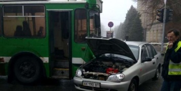 В Харькове троллейбус протаранил Daewoo Lanos, трое пострадавших