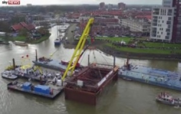 В Голландии из-под воды подняли старинное судно