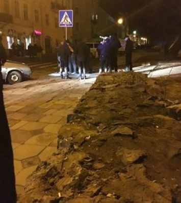 В центре Львова разгуливал вооруженный человек