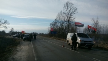 Во Львовской обл. активисты не пропустили 31 российскую фуру, следующую в Закарпатье, - корреспондент