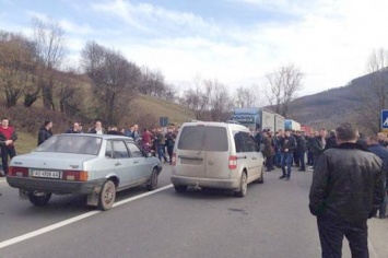 Акция по блокированию перевозчиками Закарпатья трассы Киев-Чоп завершилась, - полиция