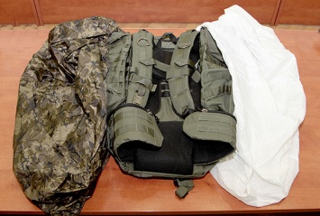 Боец "Миротворца" продемонстрировал тактические рюкзаки для военных в зоне АТО