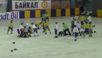 Матч по хоккею с мячом между сборными Монголии и Украины закончился дракой. Видео