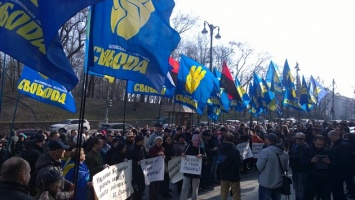 Перед ВР проводятся пикеты против правительства Арсения Яценюка