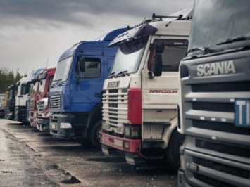 Россия полностью приостановила транзит украинских грузовиков, задержаны 324 фуры - Минтранс РФ