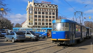 На Тираспольской площади трамваи устроили тусовку: из-за поломки остановилось десять составов