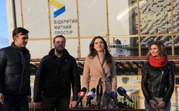 Зарплаты новых одесских таможенников составят менее двух тысяч гривен