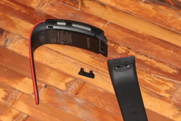 Sony SmartBand SWR-30: «умный» браслет с E-Ink-дисплеем и съемными ремешками