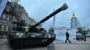 На Михайловской площади стоит боевой танк «Оплот»