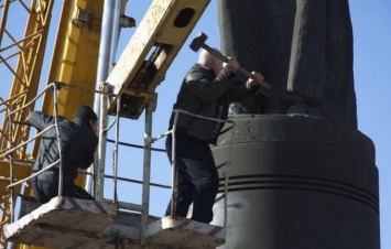 Бронзовый Феликс демонтирован в Днепродзержинске (Фото)