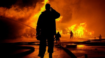 Официально: Пожар на складе боеприпасов военных тушили три часа