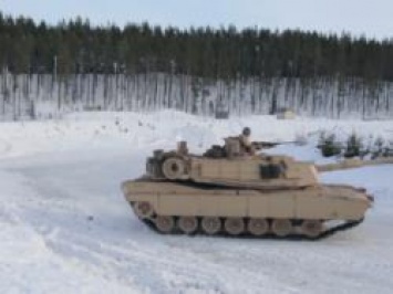 Морпехи США устроили в Норвегии танковый дрифт. ВИДЕО