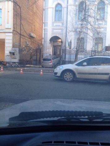 В Харькове автомобиль въехал в отделение олимпийского комитета