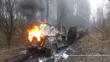 «Яке безглузде самогубство»: убегая от пограничников, контрабандисты сожгли авто с 20 ящиками сигарет