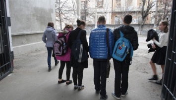 В Севастополе возмущены "патриотическим воспитанием" детей - 7 часов на параде