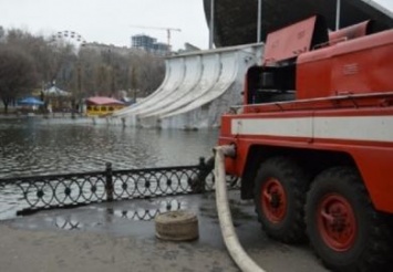 В парке им. Глобы спасатели откачивают воду из озера