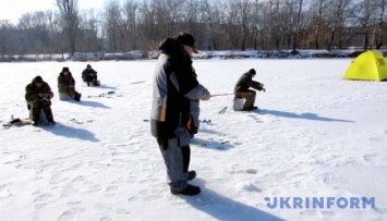 На оторвавшейся льдине оказались около 150 рыбаков