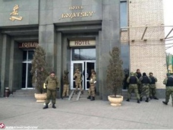 Несколько десятков человек заняли актовый зал отеля "Козацкий" на Майдане Независимости