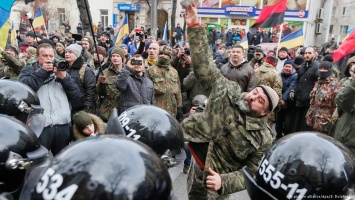 В центре Киева проходит массовый стихийный митинг