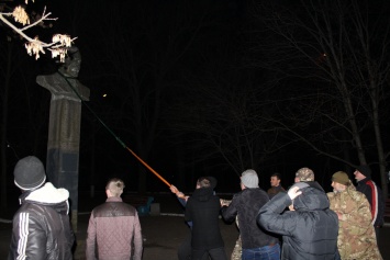 Первомайские активисты снесли памятник Петровскому