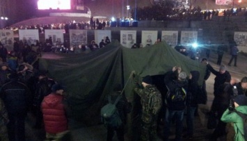 На Майдане - людей не больше сотни
