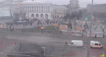 На Майдане спокойно, часть пешеходной зоны перегородили фотовыставкой
