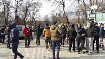 Четырех противников демонтажа памятника В.Ленину в Запорожье передали правоохранителям