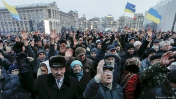 На Майдане требуют досрочных выборов президента и парламента
