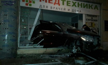 В Одессе пьяный водитель Mercedes влетел в магазин, пытаясь скрыться от патрульных