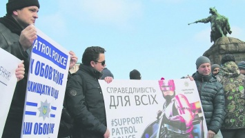 В поддержку полицейского Олейника на Софийской площади прошел митинг