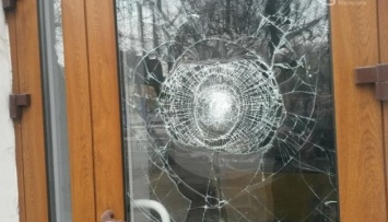 В Мариуполе Сбербанку побили стекла