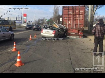 ДТП в Одессе: на Грушевского Nissan Primera влетела в грузовик. ФОТО