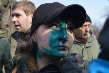 Защитников памятника Ленину в Запорожье забросали яйцами и зеленкой