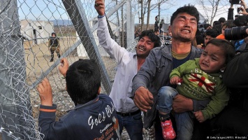 Греческие власти вывезли мигрантов с границы с Македонией